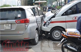 Thót tim khi xe cứu thương húc văng ô tô 7 chỗ trên đại lộ Mai Chí Thọ